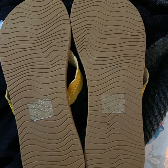 Reef Cushion Sandals in Brown and Yellow 2 pair slippers/flip flops - Picture 4 of 5